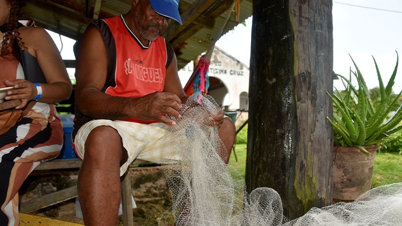 Cada mañana, los pescadores reparan las redes de pesca, su principal medio de sustento. Con la migración de muchos habitantes hacia la ciudad, la venta del pescado se ha vuelto más difícil. Crédito: ©ACNUDH/Oficina Regional para América Central, Juan Caballero