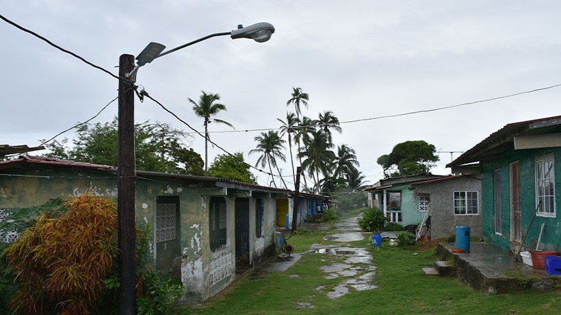 Casas vacías en la Isla Casayeta debido a los desplazamientos forzosos. Crédito: ©ACNUDH/Oficina Regional para América Central, Juan Caballero