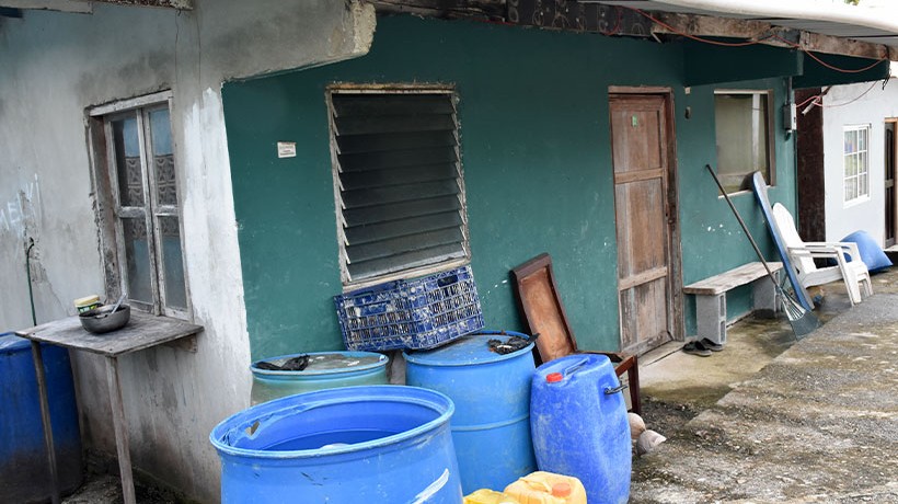 En la isla, el agua no llega a las viviendas. Las familias la obtienen caminando hasta otros puntos o trasladándose en lancha a islas cercanas. En época de lluvia, aprovechan el agua pluvial como fuente principal. Crédito: ©ACNUDH/Oficina Regional para América Central, Juan Caballero